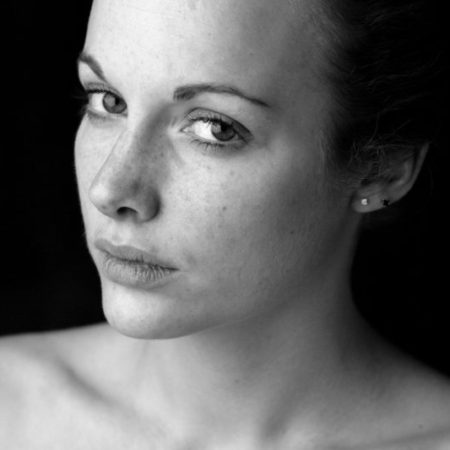 Photographe Lille : photo de femme, un regard capté par Studio 1822