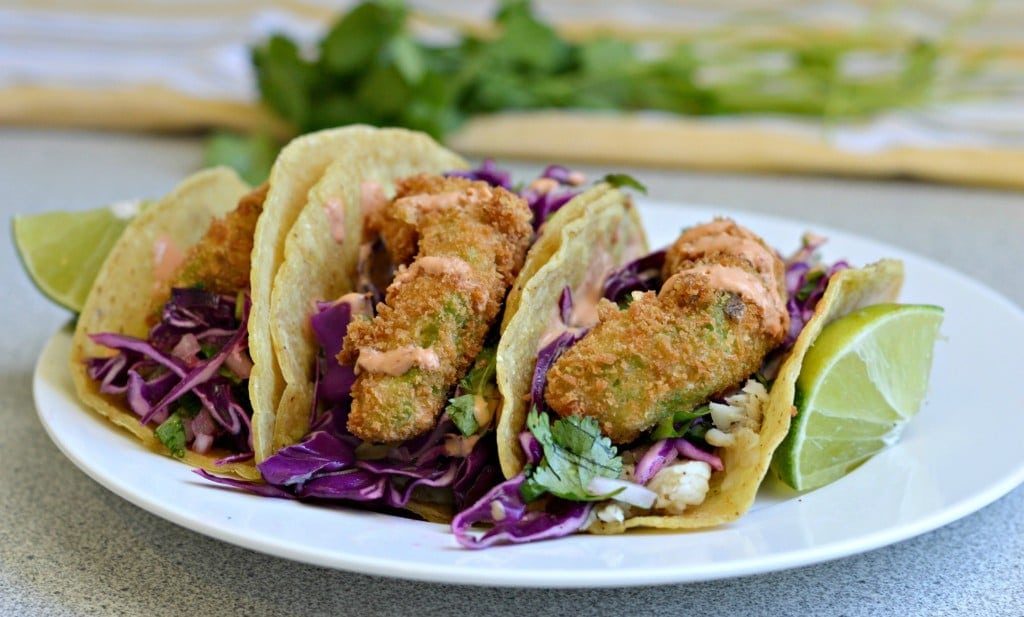 tacos poisson frit avocat avec sauce chipotles