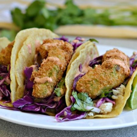 tacos poisson frit avocat avec sauce chipotles